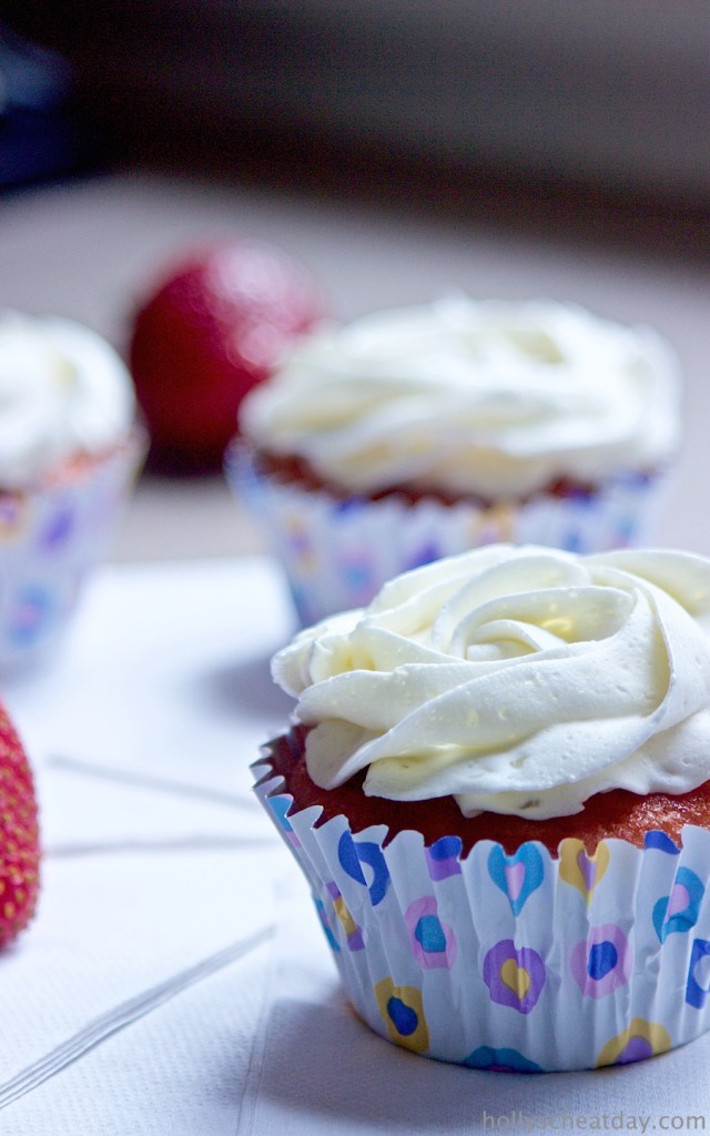 strawberry-cupcakes  | hollyscheatday.com
