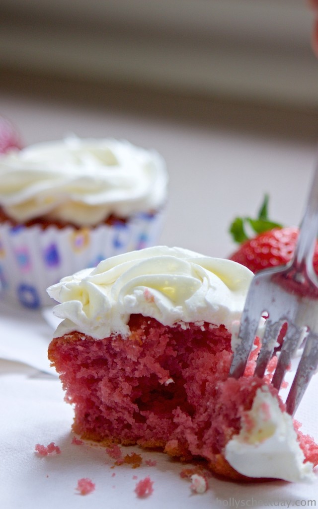 strawberry-cupcakes | hollyscheatday.com
