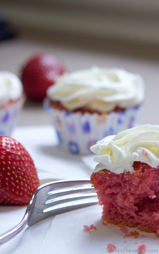 strawberry-cupcakes |  hollyscheatday.com