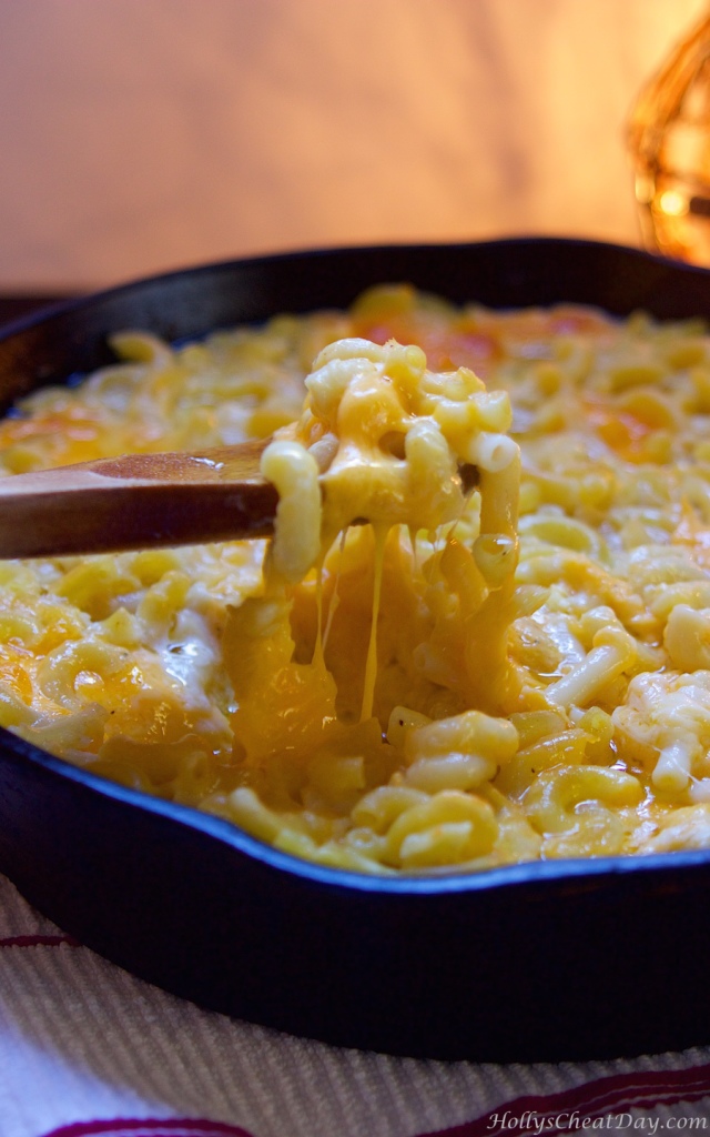 iron-skillet-mac-and-cheese | hollyscheatday.com