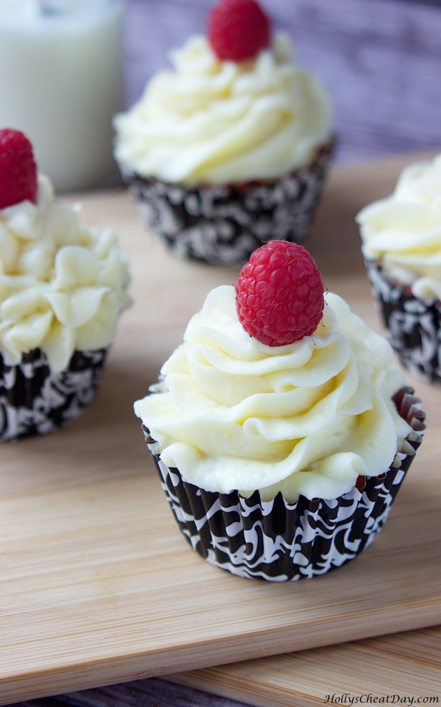 raspberry-cupcakes-white-chocolate| HollysCheatDay.com