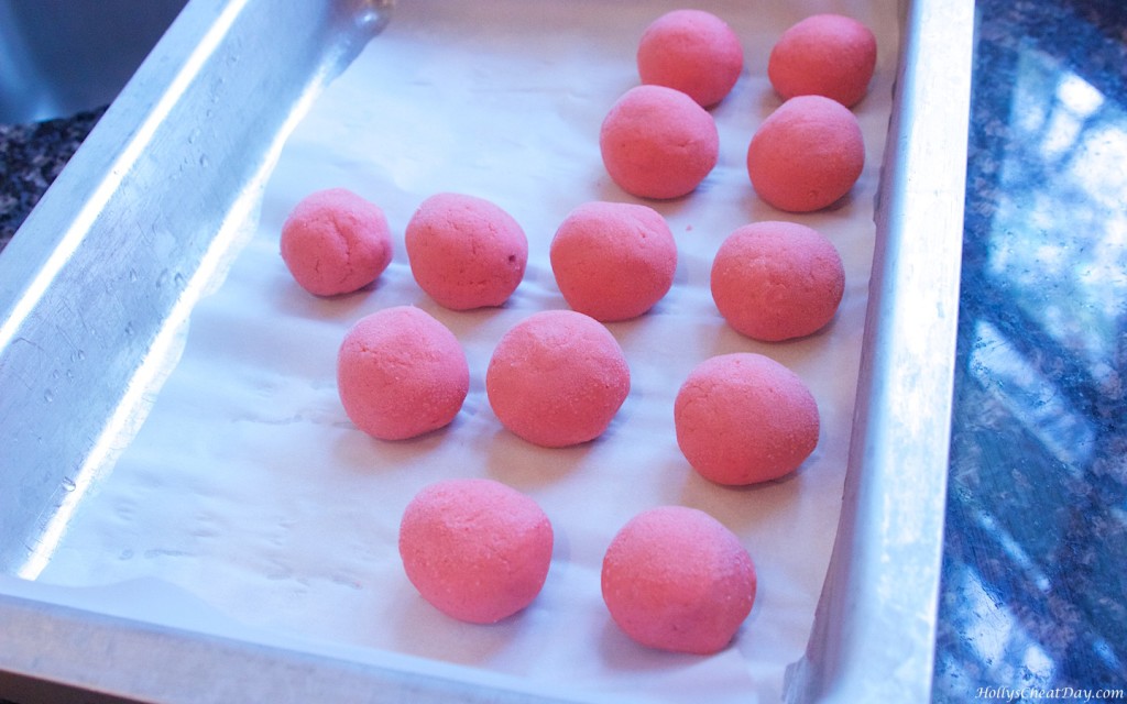 strawberry-cake-truffles| HollysCheatDay.com