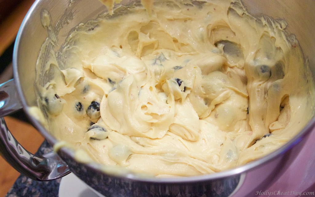 easy-blueberry-cupcakes| HollysCheatDay.com