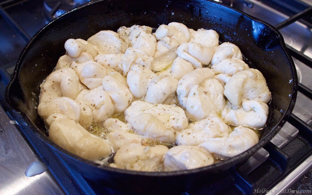 skillet-garlic-cheesy-bread-bites| HollysCheatDy.com