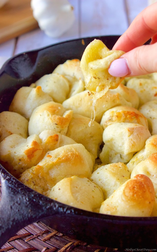 skillet-garlic-cheesy-bread-bites| HollysCheatDay.com